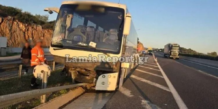 Εθνική Οδός: Τουριστικό λεωφορείο προσέκρουσε στις μπάρες
