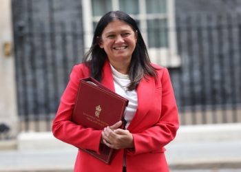 Η βρετανή υπουργός Πολιτισμού καλωσόρισε τη συγγνώμη του BBC στον Τραμπ