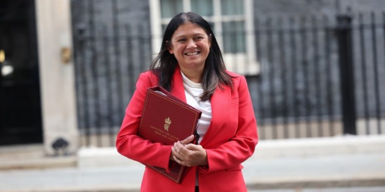 Η βρετανή υπουργός Πολιτισμού καλωσόρισε τη συγγνώμη του BBC στον Τραμπ