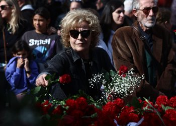 Κατάθεση λουλουδιών από τη Μάγδα Φύσσα για την 52η Επέτειο του Πολυτεχνείου