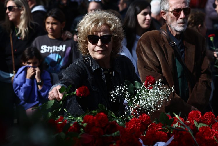 Κατάθεση λουλουδιών από τη Μάγδα Φύσσα για την 52η Επέτειο του Πολυτεχνείου