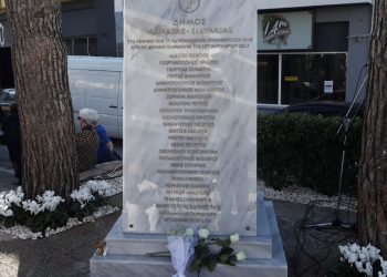 Μάνδρα: Συγκίνηση στα αποκαλυπτήρια του μνημείου για τα θύματα της φονικής πλημμύρας (Φωτογραφίες)