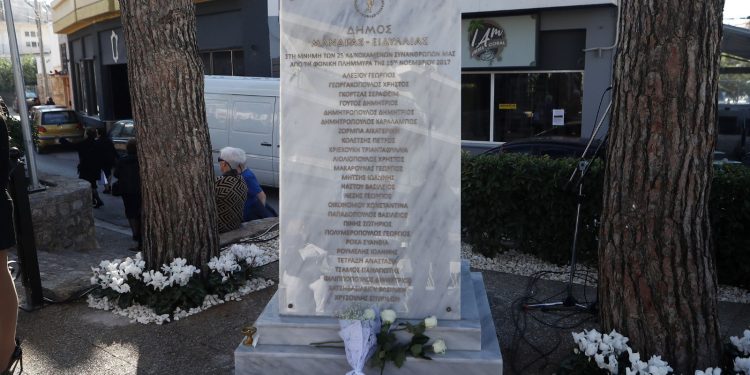 Μάνδρα: Συγκίνηση στα αποκαλυπτήρια του μνημείου για τα θύματα της φονικής πλημμύρας (Φωτογραφίες)