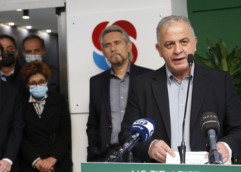 Διαψεύδει Τσίπρα ο διευθυντής της Φώφης Γεννηματά