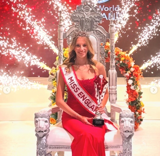 Γκρέις Ρίτσαρντσον: Η 1η ανοιχτά ομοφυλόφιλη γυναίκα που στέφθηκε Μις Αγγλία