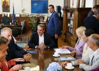 Ξεκινάει το μασάζ στην Κοινοβουλευτική του Ομάδα ο Μητσοτάκης