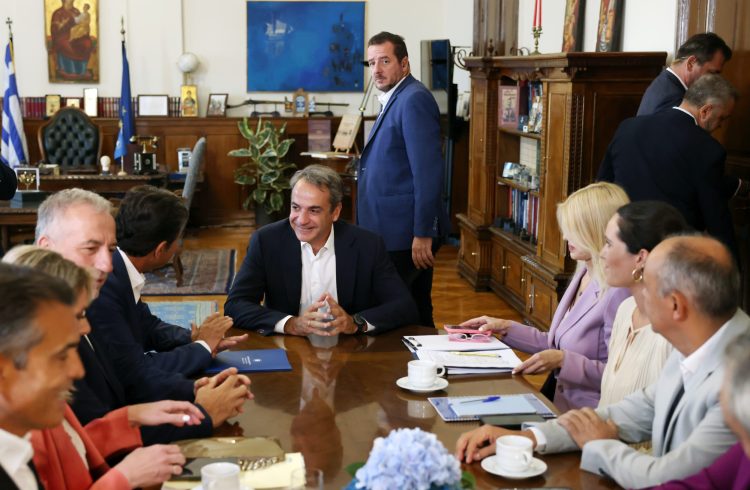 Ξεκινάει το μασάζ στην Κοινοβουλευτική του Ομάδα ο Μητσοτάκης