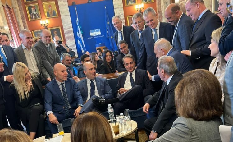 Από όλα είχε το μενού: Εκλογές, μπαλωθιές μέχρι και… ρεβίθια Ανδρουλάκη (βίντεο)