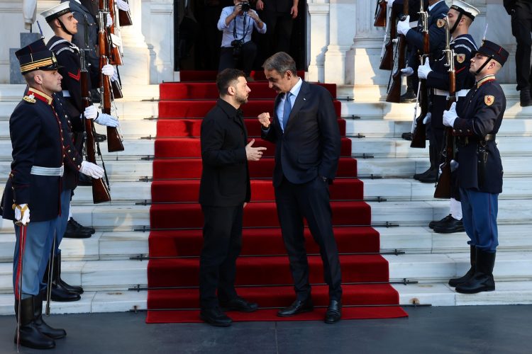 Το 24ωρο του Ζελένσκι στην Αθήνα – Ποιους είδε, τι υπέγραψε…