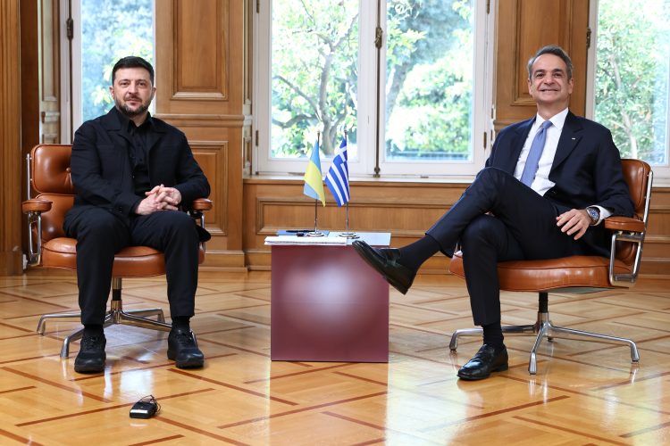 Μαξίμου: Υπό την εποπτεία της Γκιλφόιλ μπήκαν οι υπογραφές για το αμερικανικό LNG στην Ουκρανία