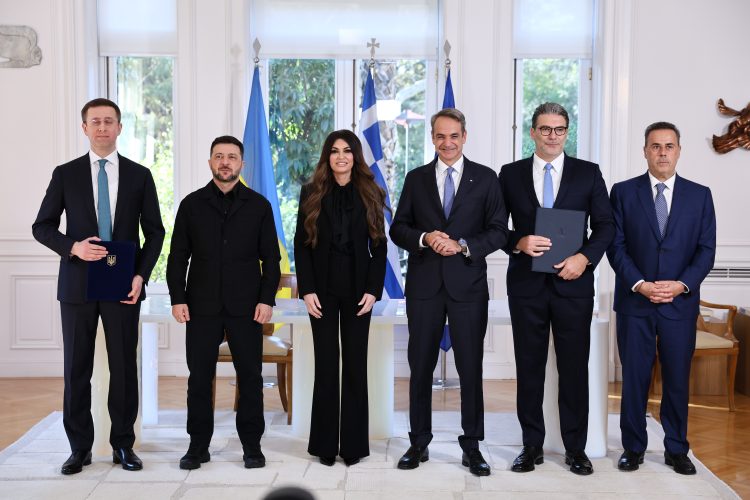 Μαξίμου: Υπό την εποπτεία της Γκιλφόιλ μπήκαν οι υπογραφές για το αμερικανικό LNG στην Ουκρανία