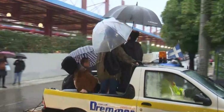 Ελλάδα 2.0: Απίστευτες εικόνες στο Μοσχάτο – Μεταφέρουν κόσμο σε καρότσα από τον σταθμό του ΗΣΑΠ