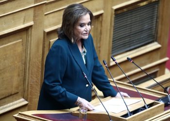 Κόντρα Μπακογιάννη – Βελόπουλου στη Βουλή για οικογένειες, ιστορία και… ρούβλια