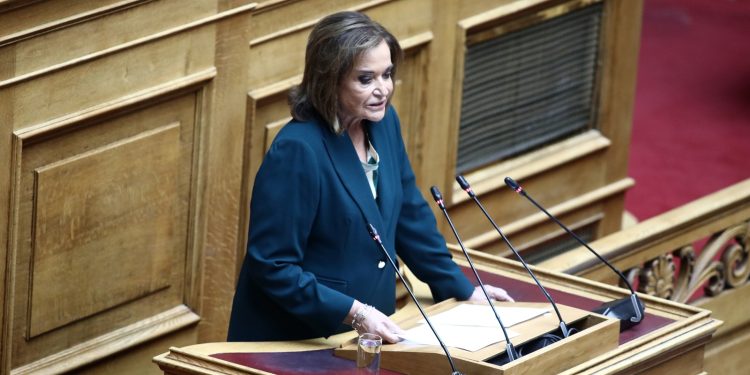 Κόντρα Μπακογιάννη – Βελόπουλου στη Βουλή για οικογένειες, ιστορία και… ρούβλια