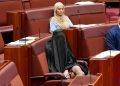 Ένταση στην Γερουσία της Αυστραλίας: Ακροδεξιά γερουσιαστής φόρεσε μπούρκα (βίντεο)