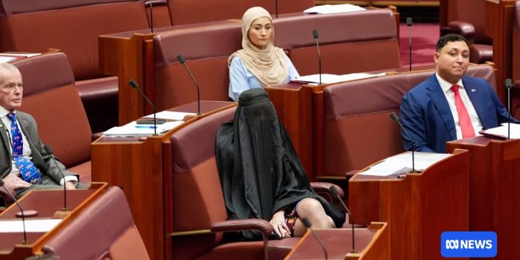 Ένταση στην Γερουσία της Αυστραλίας: Ακροδεξιά γερουσιαστής φόρεσε μπούρκα (βίντεο)