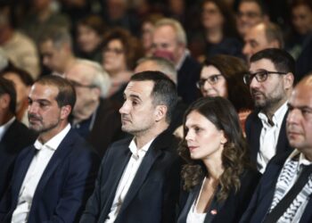 ΝΕΑΡ: Σπρώξανε το πρόβλημα για το Συνέδριο