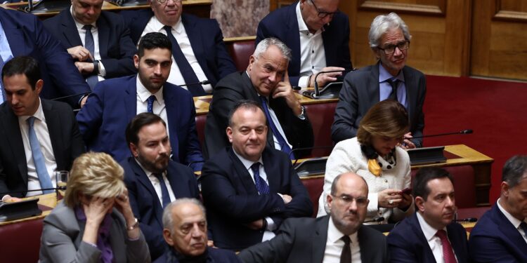 Damage control από την κυβέρνηση μετά το «φιάσκο» και τη «γαλάζια ανταρσία» για τα ΕΛΤΑ