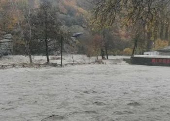 Σφοδρή κακοκαιρία στο Νεστόριο: Υπερχείλισε ο Αλιάκμονας (Βίντεο)