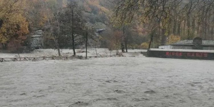 Σφοδρή κακοκαιρία στο Νεστόριο: Υπερχείλισε ο Αλιάκμονας (Βίντεο)