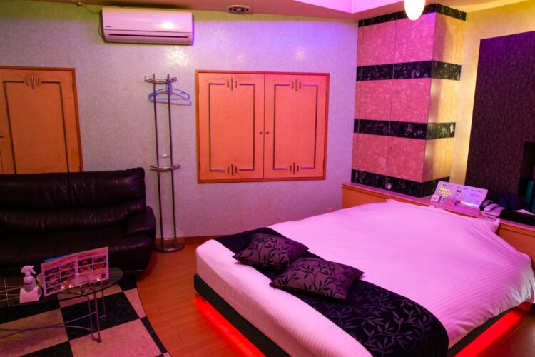 Έλεγχοι σε οίκους ανοχής στην Αθήνα – 15 συλλήψεις και κατασχέσεις