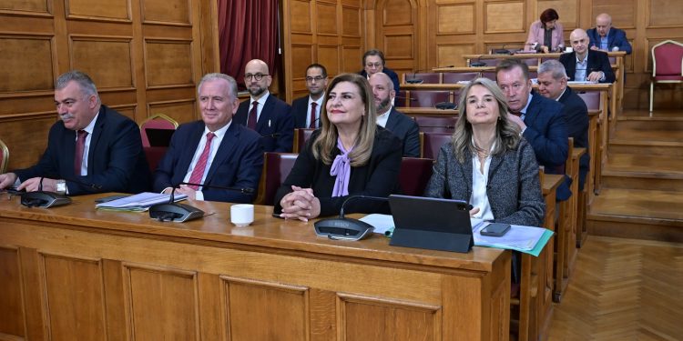 Εξεταστική με… σύστημα: ΠΑΣΟΚ στην επίθεση, ΣΥΡΙΖΑ στο follow-up