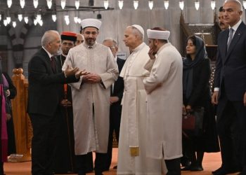 Πάπας: Η ιστορική επίσκεψη στο Μπλε Τζαμί