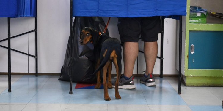 Πολλαπλά «καμπανάκια» για την κυβέρνηση από τις δημοσκοπήσεις – Θεριεύει η αδιευκρίνιστη ψήφος