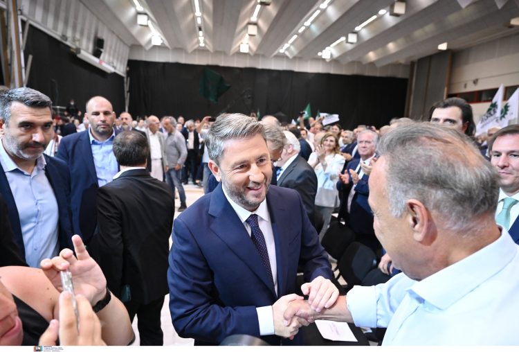 Οι νέοι γυρίζουν την πλάτη στη ΝΔ και κοιτούν προς ΠΑΣΟΚ