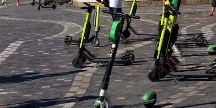 Θεσσαλονίκη: 13χρονος απείλησε με μαχαίρι 21χρονο για να του κλέψει το πατίνι