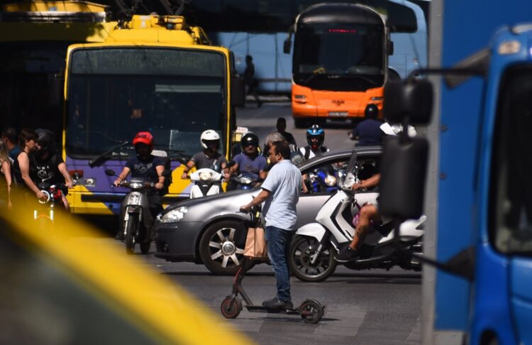 Συνέχεια της «βεντέτας» για τα πατίνια με Θεοδωρικάκο κατά Δούκα