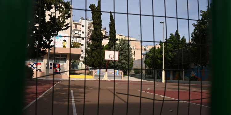 Πειραιάς: Θρήνος για τον θάνατο της 13χρονης – Καταγγελίες γονιών για «επικίνδυνες δομές»