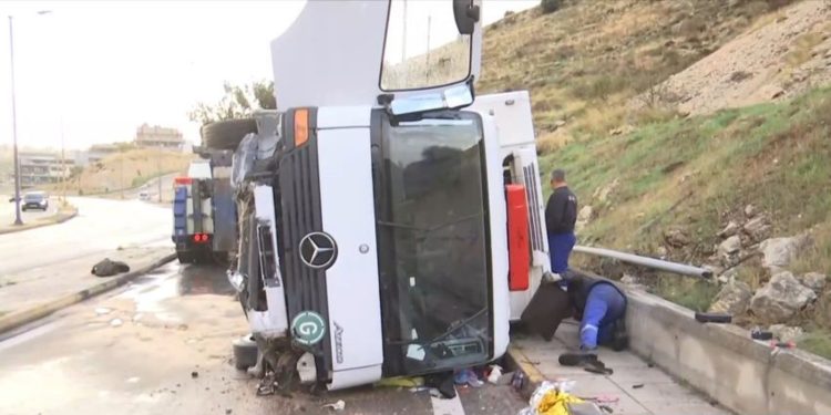 Πέραμα: Τροχαίο δυστύχημα με μία νεκρή μετά από ανατροπή φορτηγού