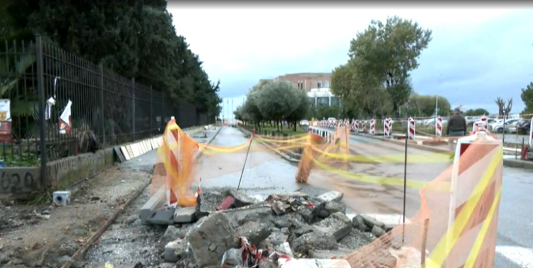 Θεσσαλονίκη: Γυναίκα έσπασε το πόδι της σε υπό κατασκευή πεζοδρόμιο – Τι καταγγέλει