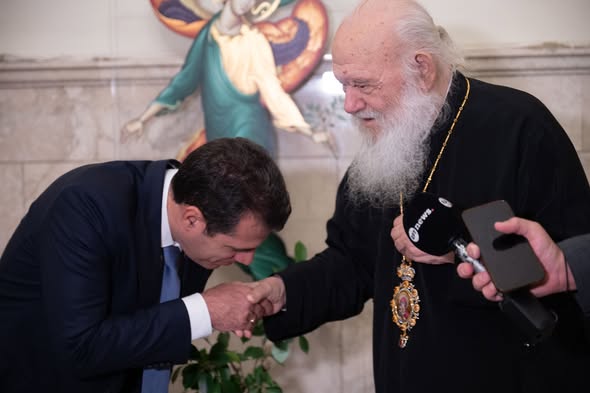 Οι «ιερές» συνεργασίες της Κυβέρνησης: Δίνει στην Εκκλησία το έργο των ΜΚΟ για τους μετανάστες