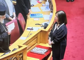 Ορκίστηκε η νέα βουλευτής της Πλεύσης Ελευθερίας Έλλη Ρούσσου 