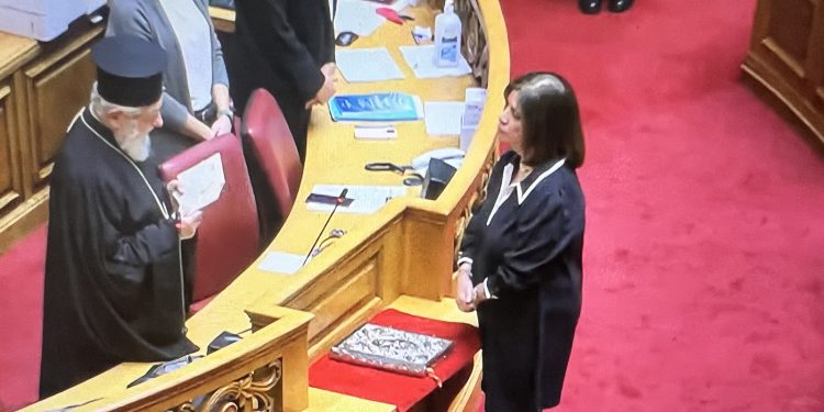 Ορκίστηκε η νέα βουλευτής της Πλεύσης Ελευθερίας Έλλη Ρούσσου