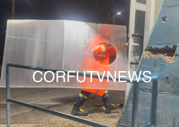 Κακοκαιρία Adel: Αποκολλήθηκε πλέξιγκλας από κολυμβητήριο στην Κέρκυρα (Βίντεο)