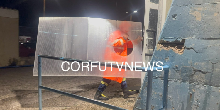 Κακοκαιρία Adel: Αποκολλήθηκε πλέξιγκλας από κολυμβητήριο στην Κέρκυρα (Βίντεο)