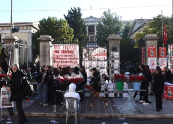 «Το Πολυτεχνείο ανήκει στους νεκρούς του»: Ξεκίνησαν οι ημέρες μνήμης για την 52η επέτειο (Φωτογραφίες)