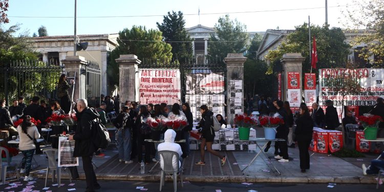 «Το Πολυτεχνείο ανήκει στους νεκρούς του»: Ξεκίνησαν οι ημέρες μνήμης για την 52η επέτειο (Φωτογραφίες)