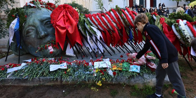 Κορυφώνονται οι εκδηλώσεις στο πλαίσιο του εορτασμού της 52ης επετείου του Πολυτεχνείου