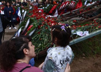 Πλήθος κόσμου στο Πολυτεχνείο – Ο εορτασμός κορυφώνεται με την πορεία στην Αμερικανή Πρεσβεία