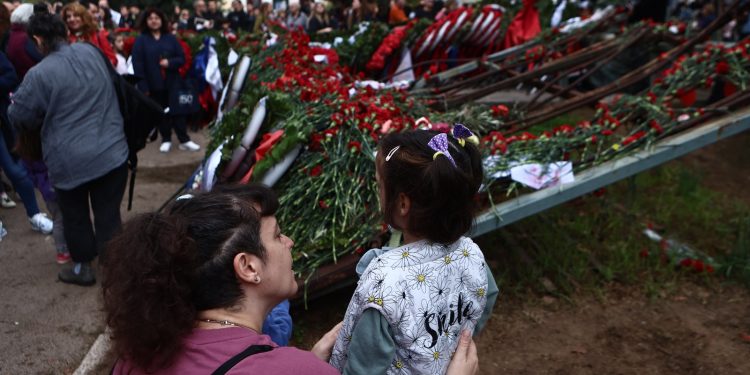 Πλήθος κόσμου στο Πολυτεχνείο – Ο εορτασμός κορυφώνεται με την πορεία στην Αμερικανή Πρεσβεία