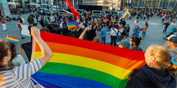ΕΕ: «Κάθε χώρα υποχρεούται να αναγνωρίζει τον γάμο των ομοφυλοφίλων»
