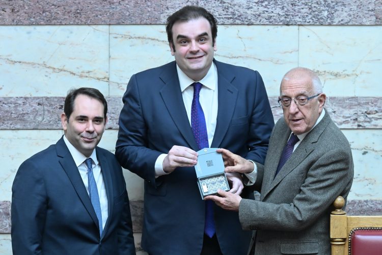 Παραδόθηκε στον Πρόεδρο της Βουλής ο Προϋπολογισμός 2026