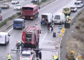 Περιφερειακός Θεσσαλονίκης: Γέμισε η άσφαλτος με ψωμιά μετά την καραμπόλα τριών φορτηγών