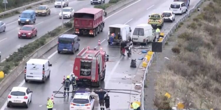 Περιφερειακός Θεσσαλονίκης: Γέμισε η άσφαλτος με ψωμιά μετά την καραμπόλα τριών φορτηγών