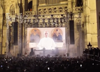 Ο Πάπας raver… Η εμφάνισή του σε πάρτυ που έγινε viral (βίντεο)