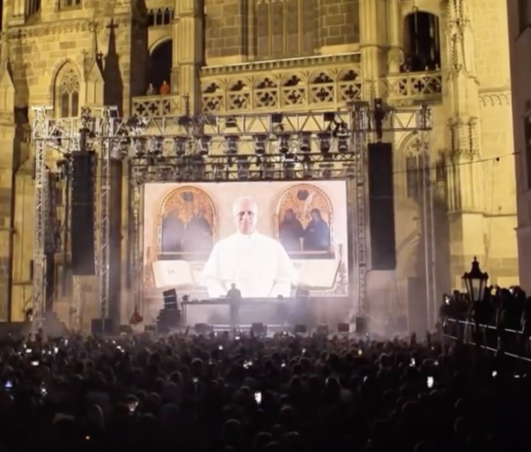 Ο Πάπας raver… Η εμφάνισή του σε πάρτυ που έγινε viral (βίντεο)